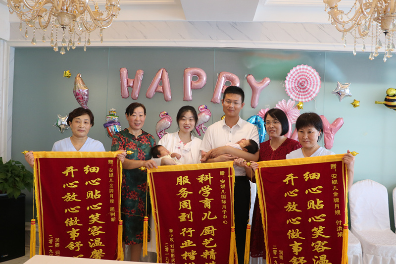 龙凤胎小姐弟满月啦，宝爸和宝妈送来3面锦旗表示谢意！
